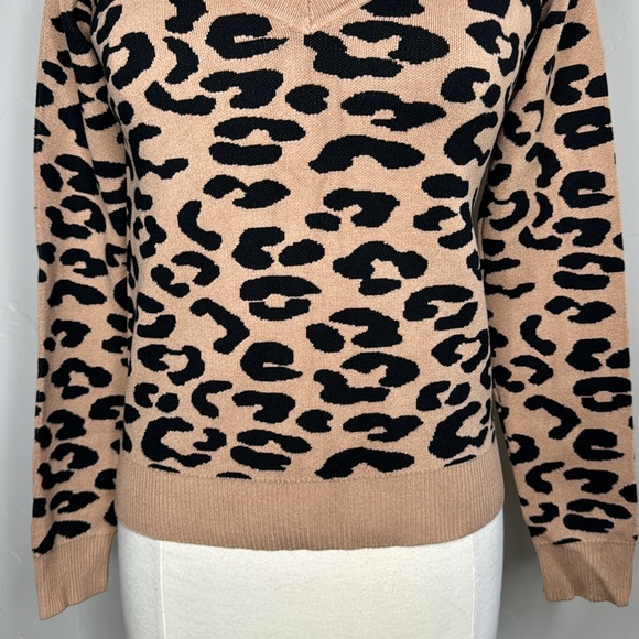 NWT Guess off the shoulder Leopard sweater Size Medium - Picture 3 of 12